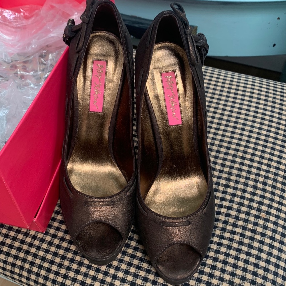 Betsey Johnson Aries pumps heals. Bronze brown. Size 7